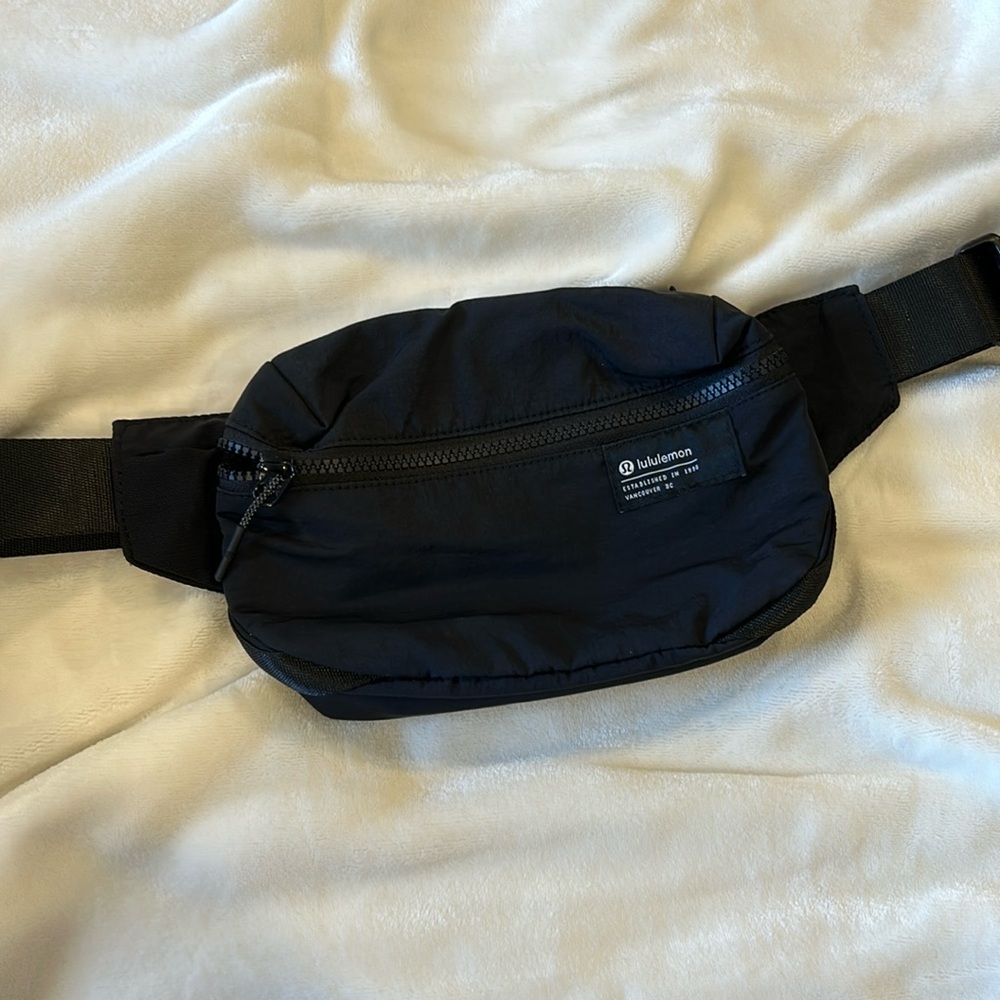 Lululemon Clean Lines Belt Bag
